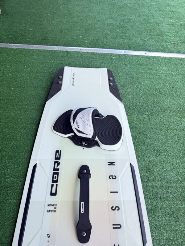 Used Core Fusion 5 141cm Kiteboard w/ Union Bindings - Image 4